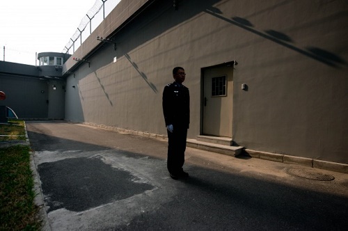 Bir hapishane gardiyanı 25 Ekim 2012 tarihinde Pekin'de bir gözaltı merkezinde (Ed Jones / AFP / Getty Images)
