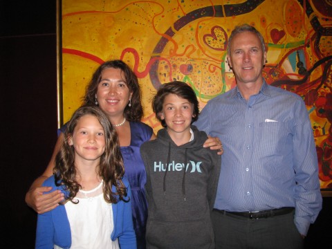 Sandra ve Terry Cranage çifti çocukları ile birlikte  Shen Yun'u izlerdiler. (Steve Xu/Epoch Times)