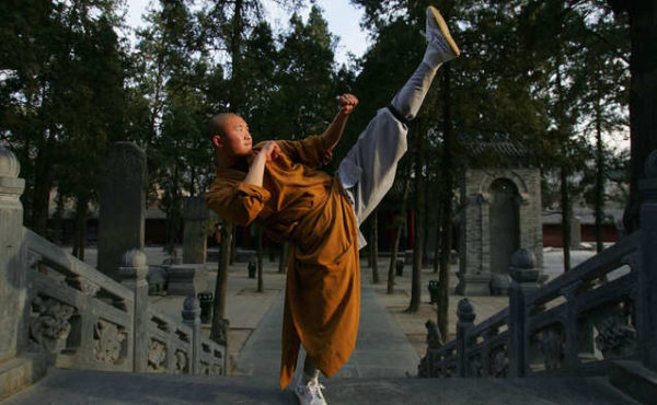 Savaşçı bir keşiş, Wushu becerilerini sergiliyor. Çin dövüş sanatları, bedeni ve zihni birlikte geliştirmektedir. 