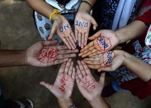 Kadına tecavüzün en yoğun yaşandığı ülkelerden biri olan Hindistan’da Hintli öğrencilerin protestosu; Haydarabad, Hindistan 13 Eylül 2013 (NOAH SEELAM/AFP/Getty Images)  