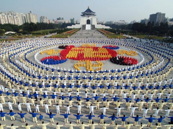 Falun Gong uygulayıcıları Tayvan'da Lotus çiçeği formu ve Doğruluk-Merhamet -Hoşgörü karakterleri oluşturarak Falun gong'un temel prensiplerini ifade etmişlerdir