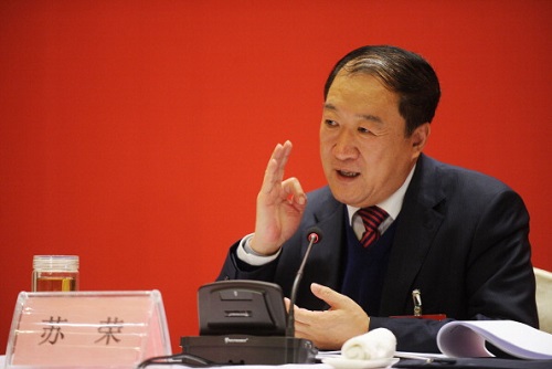Eski üst düzey Komünist Parti yetkilisi Su Rong, 1 Şubat 2012 tarihinde Çin’in doğusundaki Jiangxi Eyaletine bağlı Nanchang’da düzenlenen bir toplantıda konuşurken. Su Rong, yolsuzlukla mücadele ajansının görevden alındığını açıkladığı üç yetkiliden biridir. (STR/AFP/Getty Images)