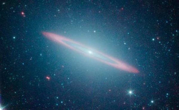 Sombrero Galaksisi aslında iki ayrı galaksinin iç içe geçmesi sonucu oluşan bir galaksidir. (Fotoğraf: NASA/JPL-Caltech)