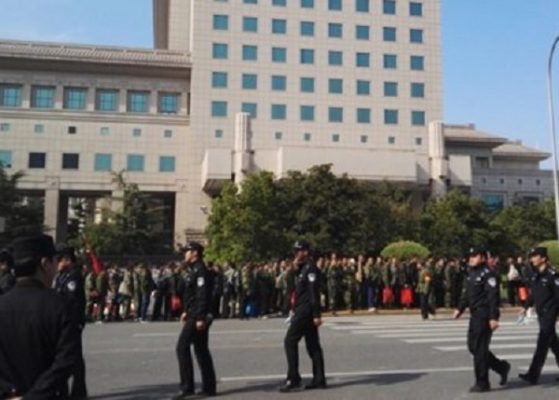  11 Ekim'de Pekin Savunma Bakanlığı önündeki asker protestosu. (Foto:Ekran Görüntüsü / Weibo)