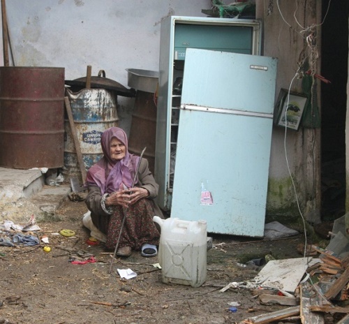 Bursa’da yalnız başına yaşayan yaşlı bir kadının evinden 5 ton çöp çıktı. (Fotoğraf: İHA)