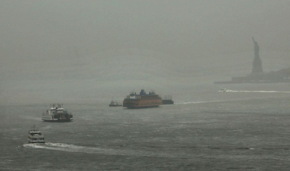 New York iskelesinden, State Island'e gitmeye çalışan bir vapur kar yağışı altında (The Epoch Times)