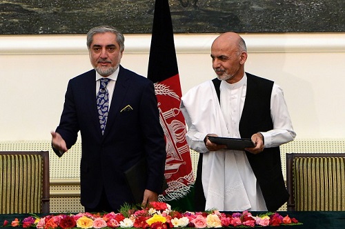 21 Eylül 2014, Kabil Afganistan - Başkan adayları Abdullah Abdulah (sol) ve Eşref Gani Ahmedzai Başkanlık sarayında yapılan imza töreninden sonra birlikte kameralara poz verdiler (Wakil Kohsar/AFP/Getty Images)