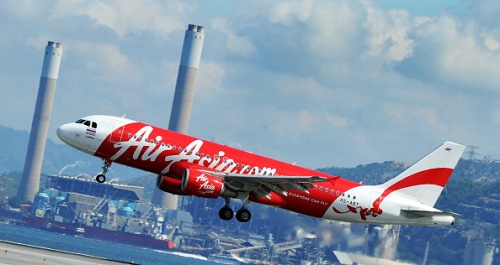 Endonezya’dan Singapur’a sefer yapan AirAsia havayollarına ait QZ-8501 sayılı uçağın Cumartesi akşamı kaybolduğu bildirildi.(LAURENT FIEVET/AFP/Getty Images)
