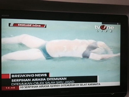 Endonezya medyası su yüzeyine çıkan ceset, bavul, uçak enkazı ve cankurtaran yeleği görüntülerini ekranlara yansıttı. (İHA)