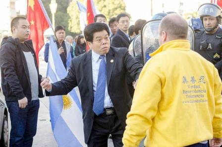 BUENOS AIRES, Arjantin - Çin lideri Xi Jinping'i protesto etmek için biraraya gelen Arjantinli Falun Gong uygulayıcılarına Çin dernekleri üyelerinden oluşan bir çete saldırdı. (Epoch Times)