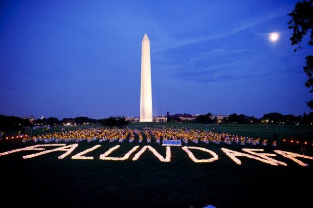Falun gong uygulayıcıları Çin'de gerçekleşen işkenceler için Washington DC'de mum yakarken Temmuz 2011