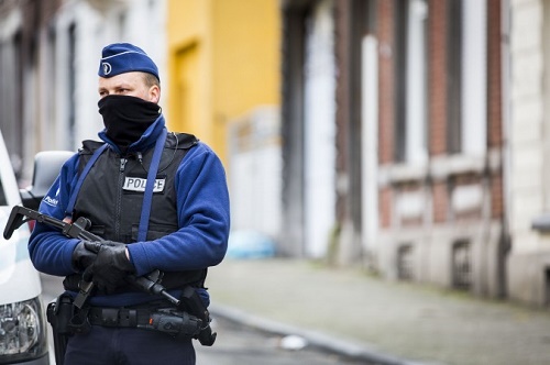 Çıkan çatışmadan sonra Belçika polisi Verviers şehri Colline caddesinde güvenlik tedbirleri aldı. (Valerie Kuypers/AFP/Getty Images)