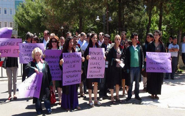 Haziran 2013'te Bingöldeki tecavüz olayında serbest bırakılan sanıklar için Diyabakır'daki avukatlar protesto gösterisi düzenledi. Fotoğraf:İHA