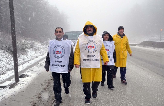Büro Memur-Sen memurları karlar altında protesto yürüyüşüne devam ediyor