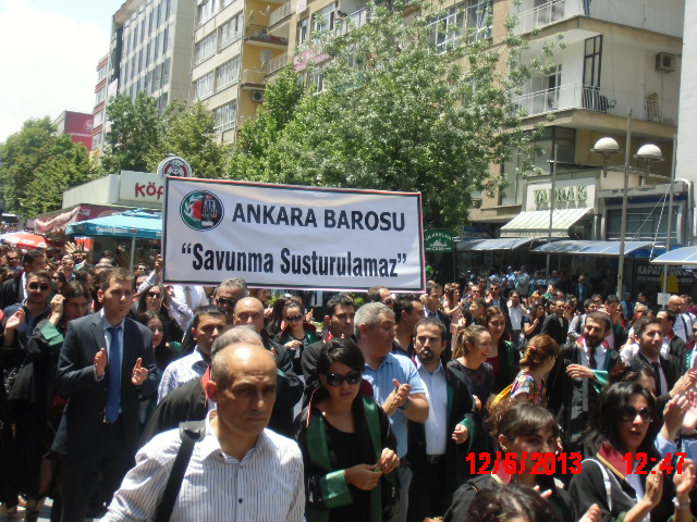 Ankara Barosuna bağlı avukatlar Gezi Parkı olaylarını ve hükümeti protesto etti.Fotoğraf:Epochtimestr