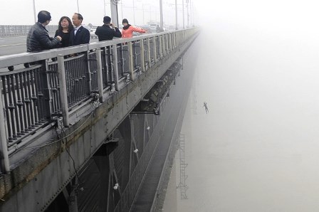 27 Şubat 2013 - Genç bir adam Wuhan'da Yangtze köprüsünden atlarken, olaydan birkaç dakika önce bir başka kişi daha intihar etmişti. Fotoğraf: STR / AFP / Getty Images