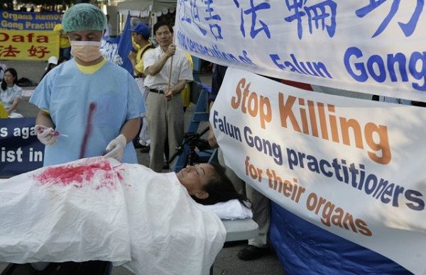 New York'taki Birleşmiş Milletler Genel Merkezi önünde, Falun Gong uygulayıcılarının maruz kaldığı yasadışı organ ticaretinin canlandırılması. (Foto: AFP/Getty Images)