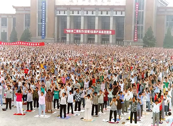 Falun gong uygulayıcıları Çin'in Pekin şehrinde hersabah birlikte egzersiz yaparlarken. Henüz Falun Gong yasaklanmamış ve işkenceler başlamamışken 20 Temmuz 1999