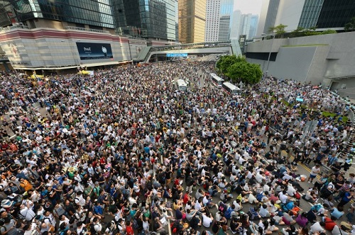 On binlerce genç protestocu Pekin’in kontrol girişimlerine tepki vermek için biraraya geldi (Sung Cheung-loong/Epoch Times)