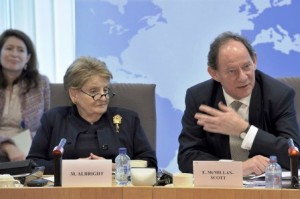 Edward McMillan Scott (sağ), Avrupa Parlementosu Demokrasi ve İnsan Hakları Başkan Yardımcısı ve ABD eski Dışişleri Bakanı Madeline Albright (sol) 14 Mart 2011’de Brüksel’de (© Avrupa Birliği 2011 PE-EP)
