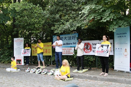 19 Temmuz, Istanbul - Türkiye'deki Falun Gong uygulayıcıları Çin'de 15 yıldır devam eden zulmün durdurulması çağrısında bulundular.