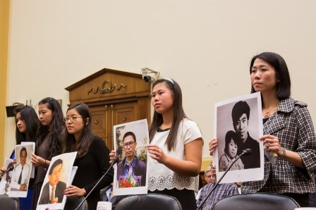 Komünist rejimi tarafından tutuklanan inanç mahkumlarının kızları ABD Parlamentosu Dışişleri Komitesi önünde 5 Aralık 2013’te tanıklık için ifade verdiler. Daha sonra babalarının fotoğraflarını basına gösterdiler (soldan sağa sırasıyla Lisa Peng, Grace Ge Geng, Ti-Anna Wang, Chen Bridgette ve Daniella Wang.