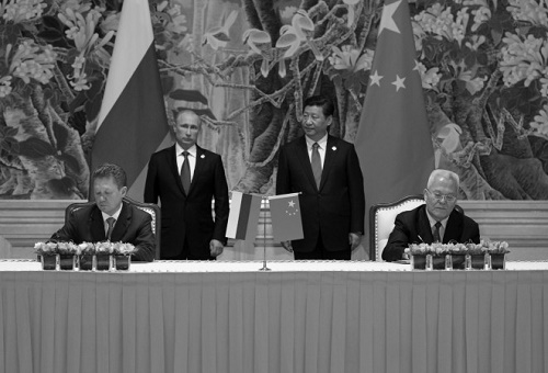 Çin Devlet Başkanı Xi Jinping, Rusya Devlet Başkanı Vladimir Putin, Gazprom Genel Müdürü Alexei Miller ve CNPC Yönetim Kurulu Başkanı Zhou Jiping 21 Mayıs 2014 tarihinde Şangay’da imza töreninde. (Alexey Druzhinin/AFP/Getty Images)