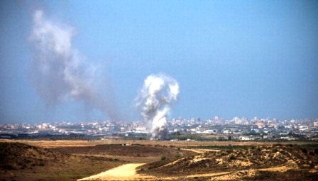 Ateşkesin ardından 27 Temmuz’da Gazze'de İsrail saldırıları Sderot yakınlarında tekrar başladı. (Andrew Burton/Getty Images)