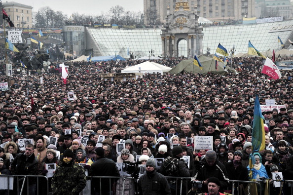 Kiev'in Bağımsızlık Meydanı'nda toplanan halk Rusya'nın mudahalesine karşı 2 Mart tarihinde gösteri de bulunuyor (LOUISA GOULIAMAKI/AFP/Getty Images)