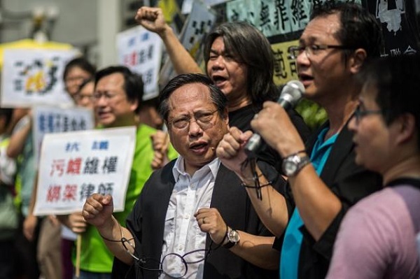 Avukat tutuklamalarına karşı protesto: 12 Temmuz’da  Hong Kong'da Demokrat Parti ve destekçilerinin avukatı olan Albert Ho’nun tutuklanma dalgasına karşı gösteri (Fotoğraf: ANTHONY WALLACE / AFP / Getty)
