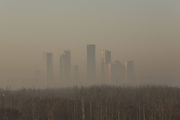 Pekin'deki yoğun sis ticaret merkezi olan gökdelenleri sarmış durumda. (Fotoğraf 31 Aralık 2016 çekildi. Lintao Zhang, Fotoğraf / Getty Images)