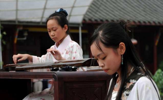 Çin Ay Festivalinde, iki Çinli Kız Guqin çalıyor. (China Photos, Getty Images)