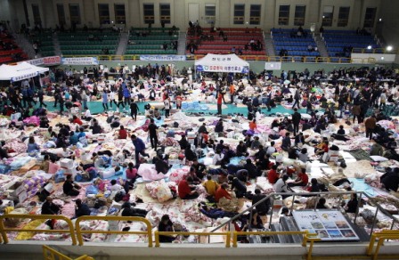 Kayıp yolcuların endişeli akrabaları Güney Kore Jindo-gun’da bir jimnastik salonunda beklemeye devam ediyor, 17 Nisan 2014. (Chung Sung-Jun/Getty Images)
