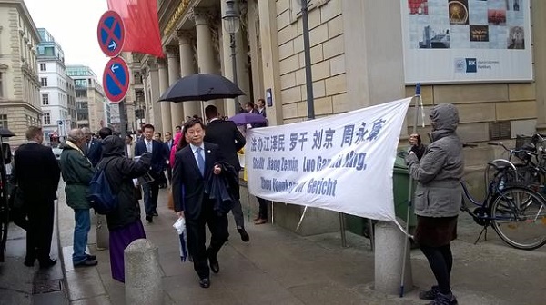Hamburg, Çin ile insan haklarını pazarlık konusu yapmadı. Çinli diplomatlar insan hakları göstericilerinin yakınından geçmek zorunda kaldı. (Fotoğraf: Alex Hamrle, Epoch Times)