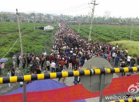 Çin’in Hangzhou şehrinde 30.000 protestocuyu karşı polis şiddete başvurdu. (Resim: Weibo ekran görüntüsü)
