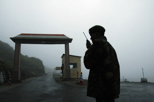 4 Temmuz 2006 tarihinde Bir Hint askeri Hindistan ve Çin arasındaki Nathu La sınır kapısında (DESHAKALYAN CHOWDHURY / AFP / Getty Images)