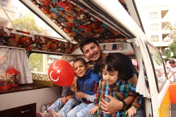Vosteam Mersin Başkanı Cihan Özbağdat çocuklar ile birlikte Basri adını verdiği Wolkswagen minibüsü içerisinde 