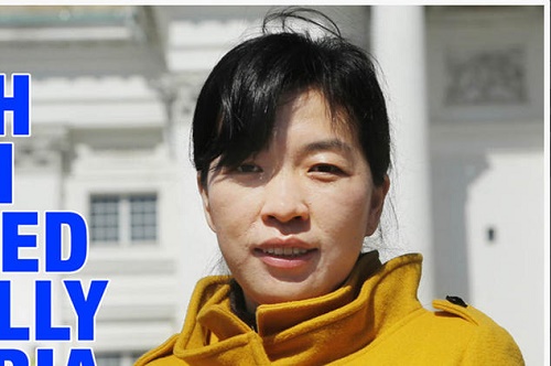 Lihua Lan Çin'deki Falun Gong zulmünü yaşamış ve hayatta kalmayı başarmıştı; kendisi şu an Finlandiya vatandaşı. Lihua, Çin’deki zulme dikkat çekmek için Belgrad'a gitmiş ancak Sırp polisi tarafından tutuklanmıştır. (Fotoğraf: endorganpillaging.org)