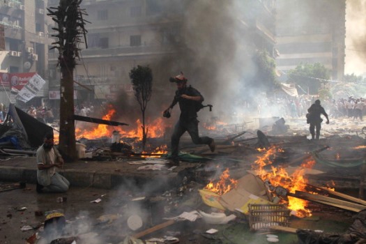 14 08 2013, Mısır’da göstericilere karşı ordunun müdahalesi karşısında en az 95 kişi hayatını kaybederken 874 kişi yaralandı (MOSAAB EL-SHAMY/AFP/Getty Images)