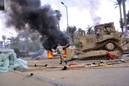 14 08 2013, Mısır’da ordunun buldozerlerle göstericilere karşı müdahalesi (Engy Imad/AFP/Getty Images)