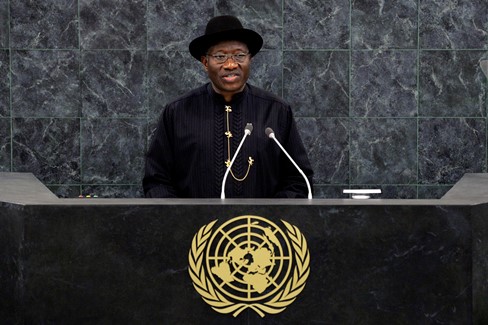 Nijerya Cumhurbaşkan Googluck Jonathan, 68. Birleşmiş Milletler Konseyinde konuşurken. Jonathan, Mayıs ayında yapılan saldırılardan sonra ülkenin kuzeydoğusunda olağanüstü hal ilan etmişti.  (Andrew Burton/Getty Images)   