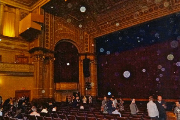 Melbourne, Avustralya’da 14 Nisan 2012 tarihinde Regent Tiyatrosunda Shen Yun Gösteri Sanatları performansından sonra görülen orblar (Epoch Times)