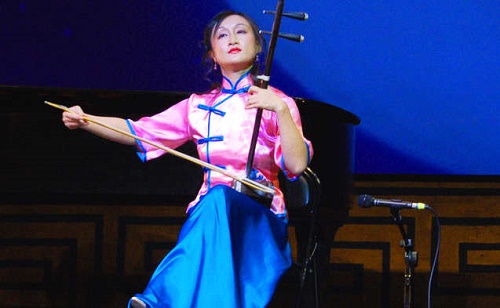 Sanatçı Xiaochun Qi ve geleneksel Çin müzik enstrümanı “Erhu” (Fotoğraf: The Epoch Times)