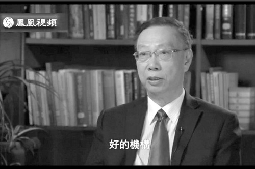 Huang Jiefu, 11 Ocak 2015 tarihinde Phoenix Televizyonunda yayınlanan bir röportajda konuşurken. Huang, suiistimallerin yaygın olarak görüldüğü Çin’in nakil sistemini değiştirmeden uluslararası çapta kabul görmesi için çalıştığını söyledi. (ifeng.net)