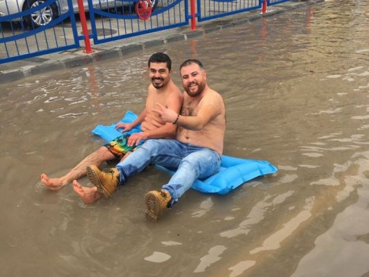 Ali Mutluay ve Ergün Tosun Mersin battı-çıktı kavşağında yüzerken (Fotoğraf:Anonim) 