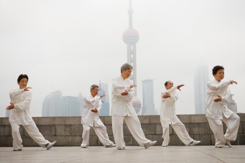 Bir grup insan Tai-Chi Chuan egzersizi yaparken (Getty images)