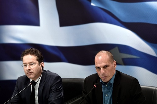 Eurogroup başkanı Jeroen Dijsselbloem (sol) ve Yunanistan Maliye Bakanı Yanis Varufakis (sağ) 20 Ocak 2015’te Atina’da düzenlenen toplantıdan sonra basın açıklaması yapıyor (Aris Messinis/AFP/Getty Images)