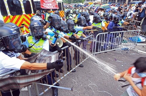 Hong Kong’da demokrasi için yapılan gösterilerde polis göz yaşartıcı bomba ve biber gazı kullandı (Yu Gang/Epoch Times)