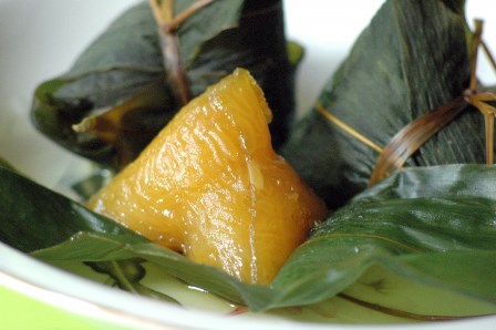 Zongzi yemek, Duanwu Bayramı’nın önemli geleneklerinden biridir