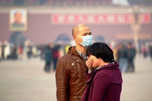 5 Kasım 2013, Pekin’deki Tiananmen meydanında iki genç hava kirliliği yüzünden yüzlerini kapatıyor. (WANG ZHAO/AFP/Getty Images)